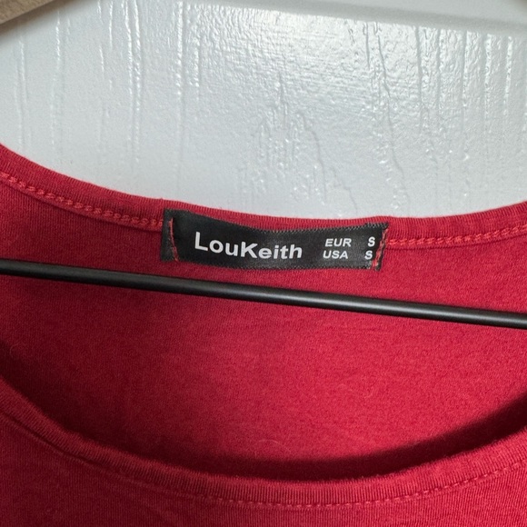 LOUKEITH red short sleeve top. Criss cross open shoulders. Size small - Picture 3 of 4